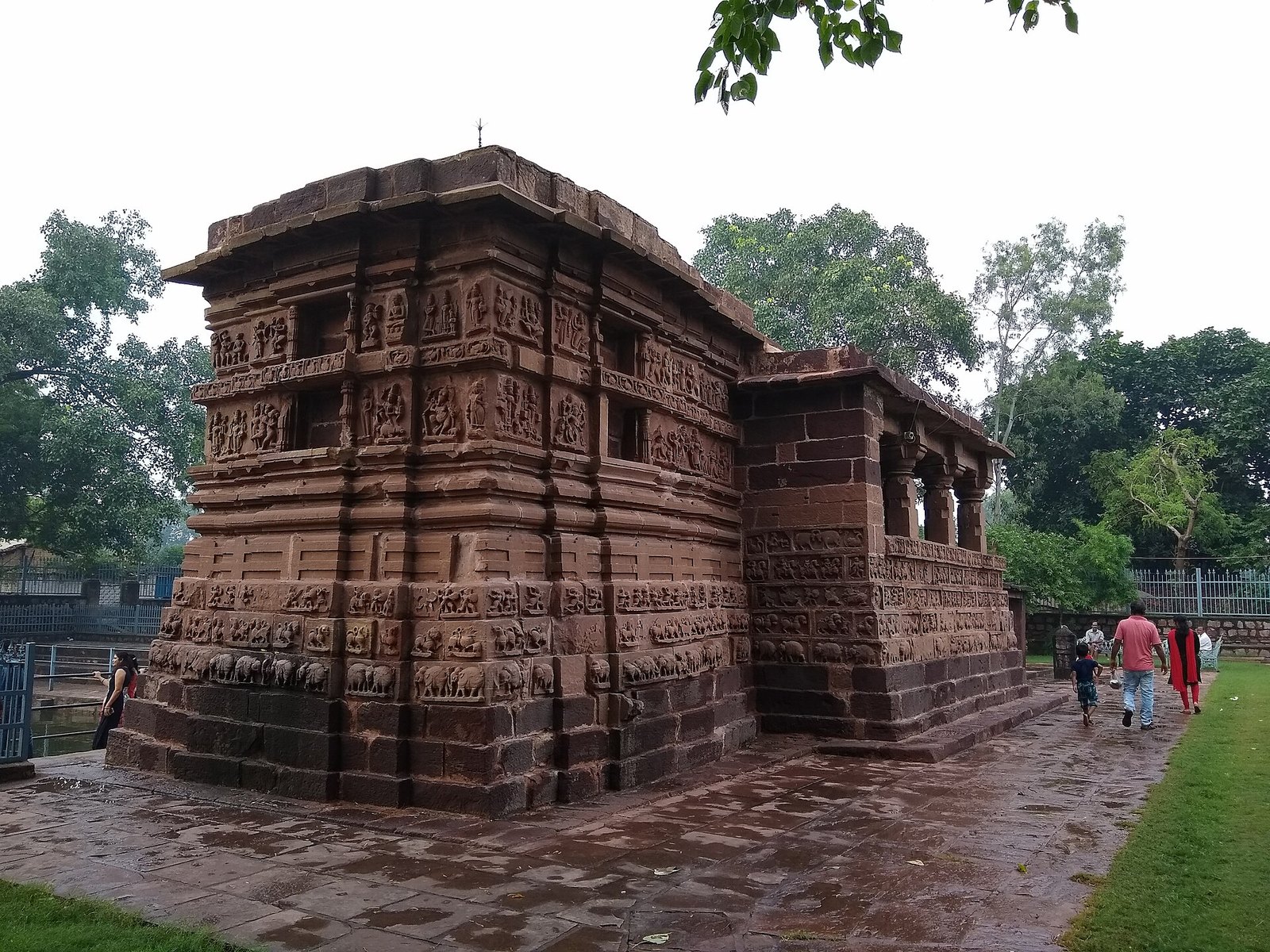 दुर्ग: सेल्फ ड्राइव कार हादसे के बाद जबरन उठाया, 2 गिरफ्तार